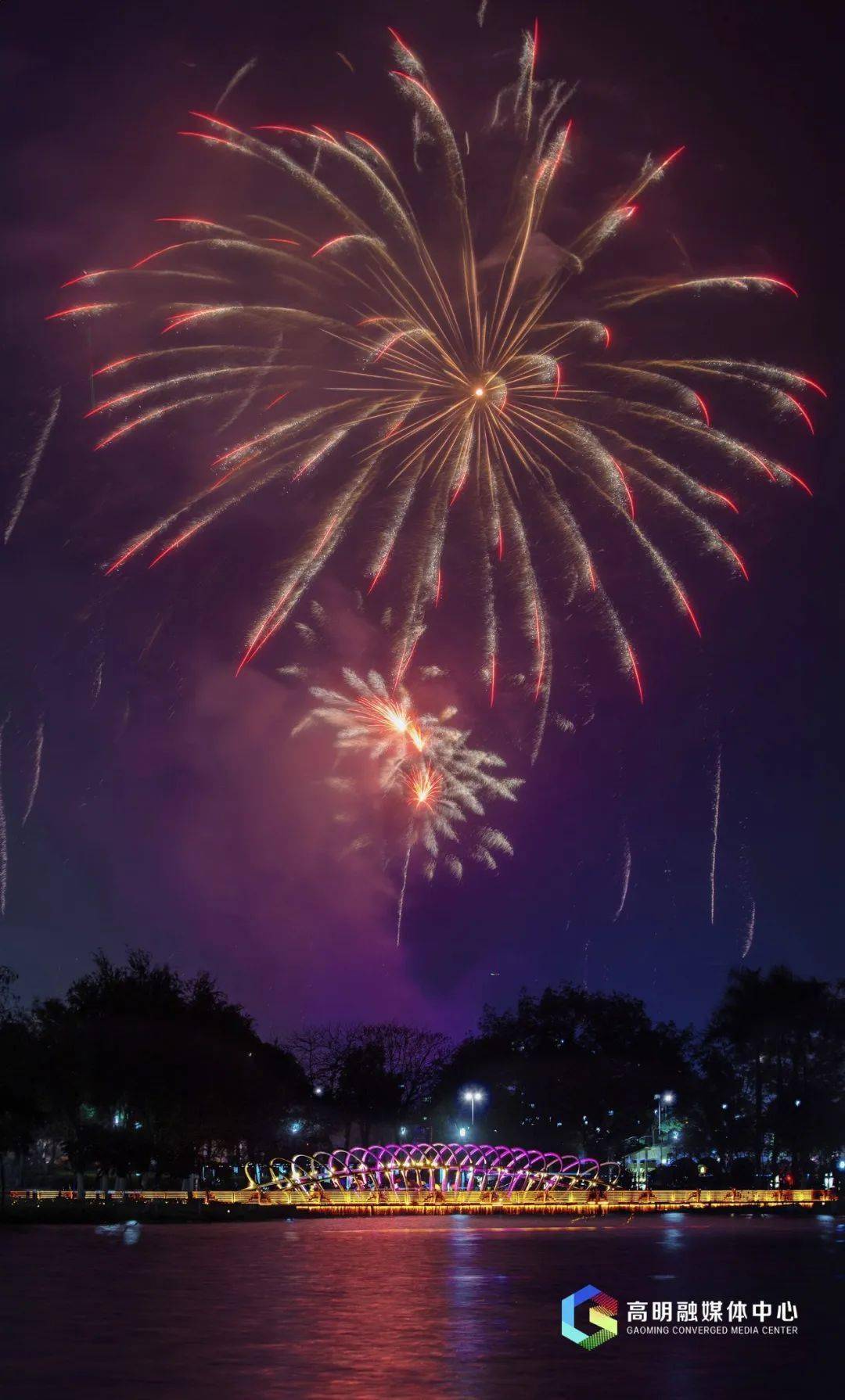 彩牡丹开门红昨晚也让市民游客在"朋友圈"刷屏"火树银花不夜天"的锦绣