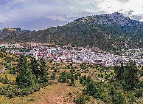 宿:左贡品质酒店餐:早,晚餐d4:巴塘-左贡宿:巴塘品质酒店餐:早,晚餐d3