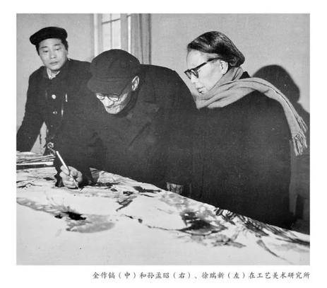 他被誉为"东瓯金菊",曾联松能设计出五星红旗,不忘