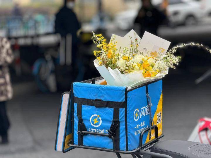 他们很多人,脱帽鞠躬,然后拍下送达的照片离开.