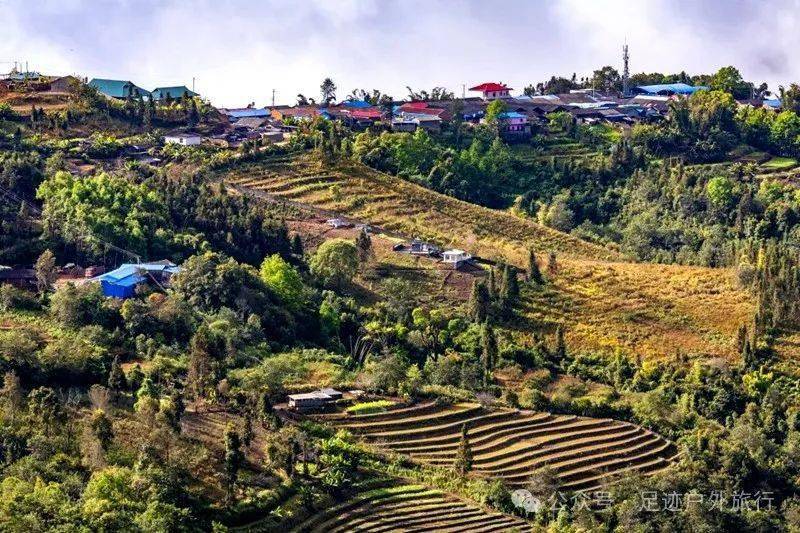 一整个下午都是属于翁丁的自由探索时间,徜徉在原始的茅草屋间,感受