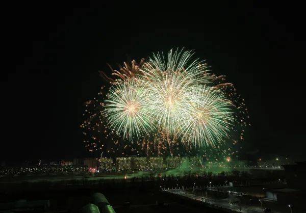 展演队伍将传统元素融入喜庆的表演中,长鼓舞,假面舞,秧歌,手鼓舞