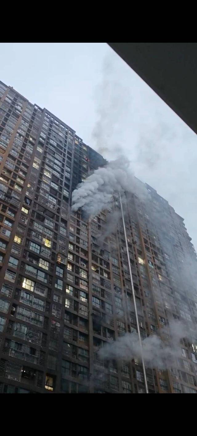 南京起火小区一名孕妇凌晨5点被火灾惊醒:屋内充满浓烟让人喘不过气_