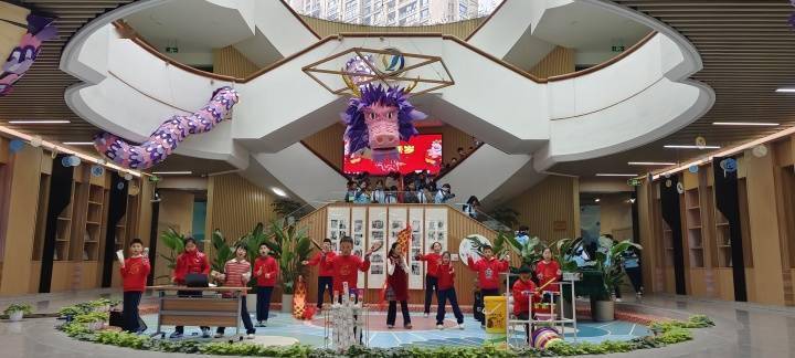 这条巨龙有个名字,叫"龙龘龘",由全校师生一起完成创意制作.