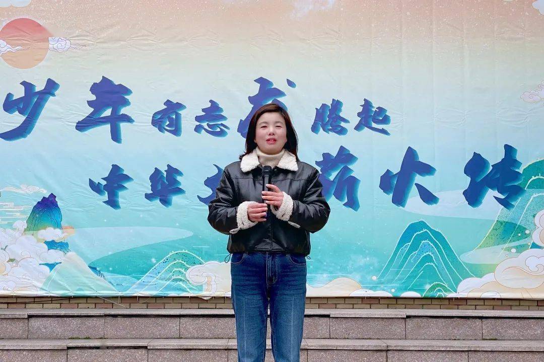 龙年,希望全体师生丕振龙马精神,心中有梦想,眼里有光芒,脚下有力量