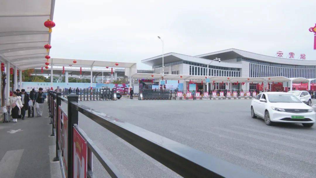 云霄动车站便民设施再升级!风雨连廊为旅客遮阳避雨