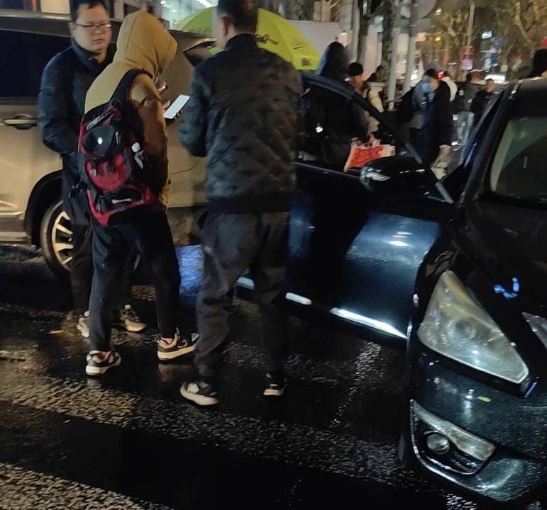 深夜记者暗访上海火车站,黑车猖獗_出租车_高女士_旅客