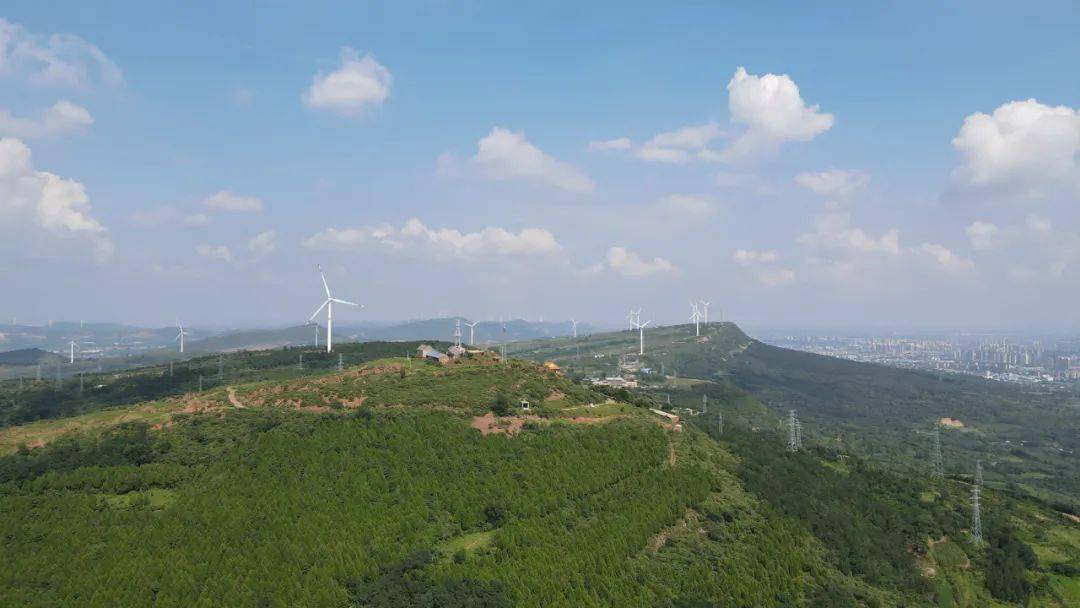 名叫落凫山,它东接平顶山,西连擂鼓台,面积约9平方公里,海拔493