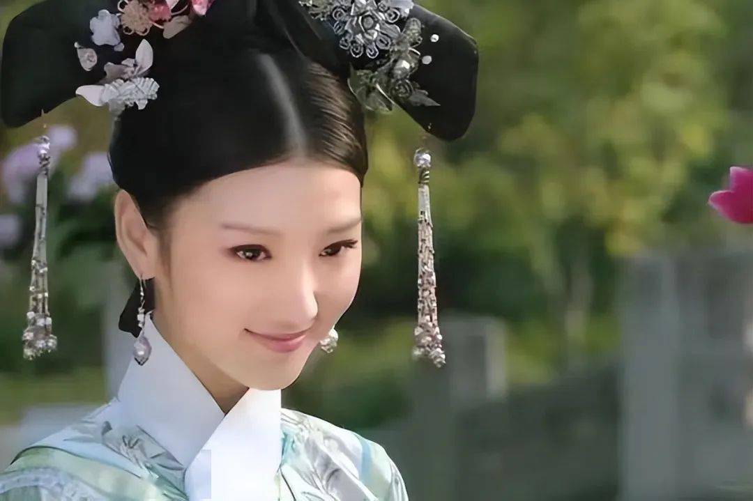 看着她那被网友取名"匹诺曹"的鼻子,不禁怀念《甄嬛传》中文静贤淑的