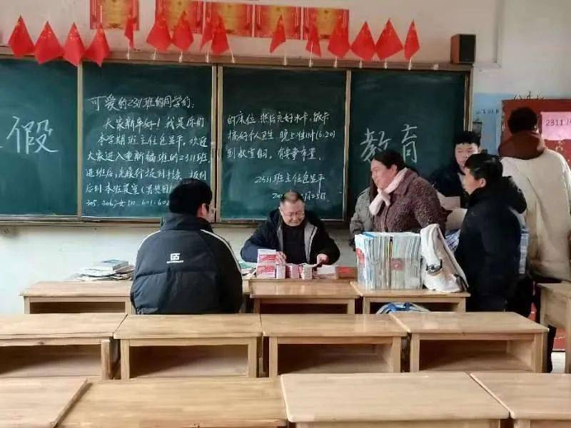 2024年2月25日,汝城县第二中学焕发新的活力,班主任们早早地就在班上