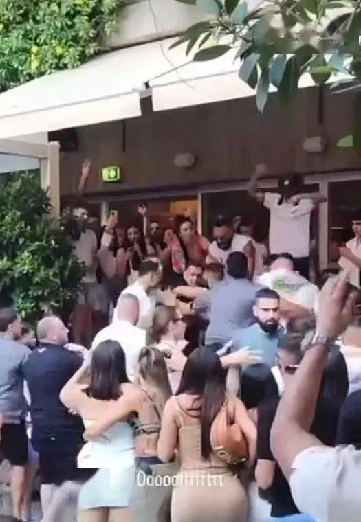 澳知名酒吧曝大规模斗殴!十多名男子大打出手,现场画面网上疯传