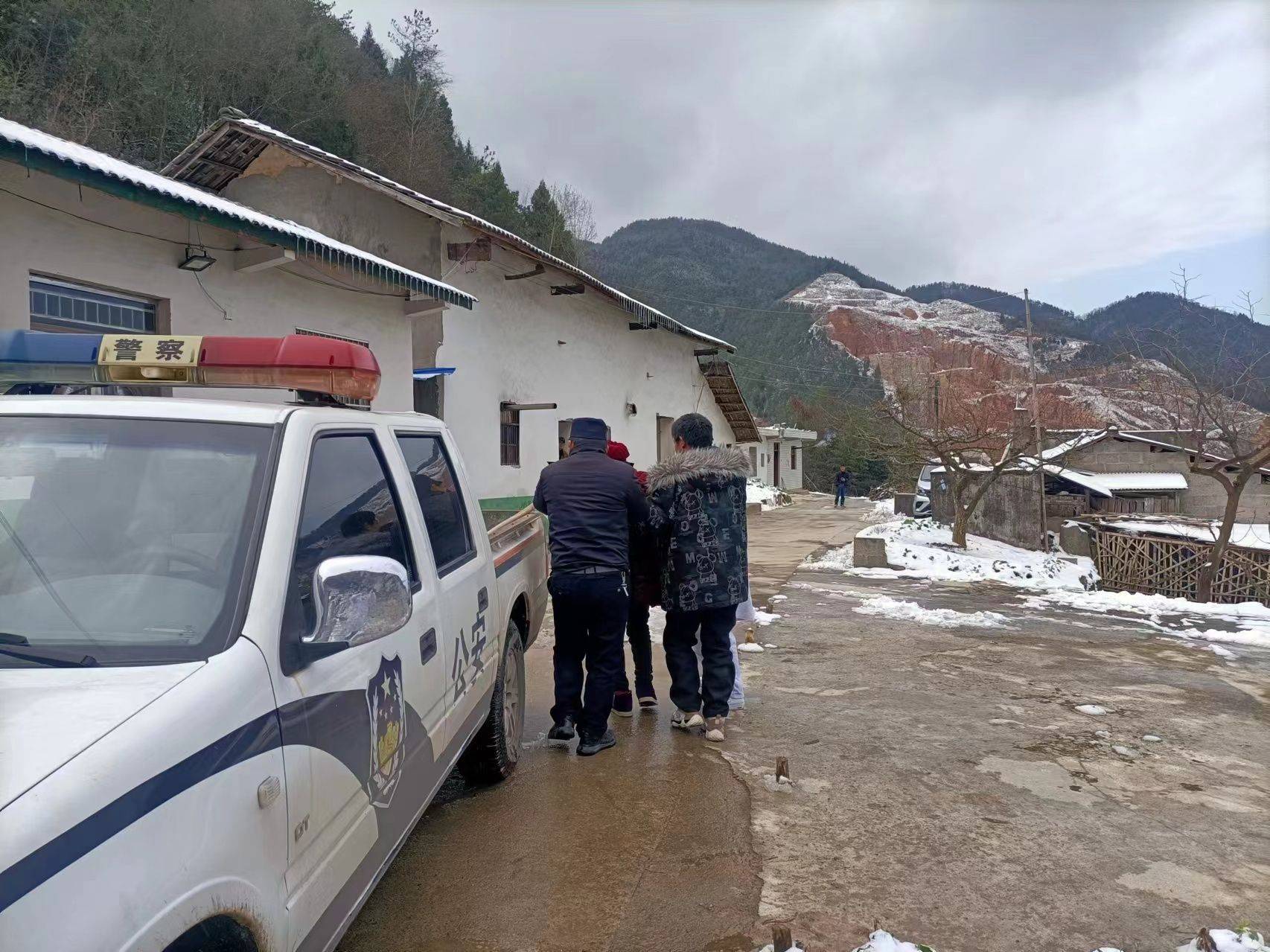 秭归县沙镇溪镇:冰冻雪天患重病 "警医联动"为生命护航_救护车_救治
