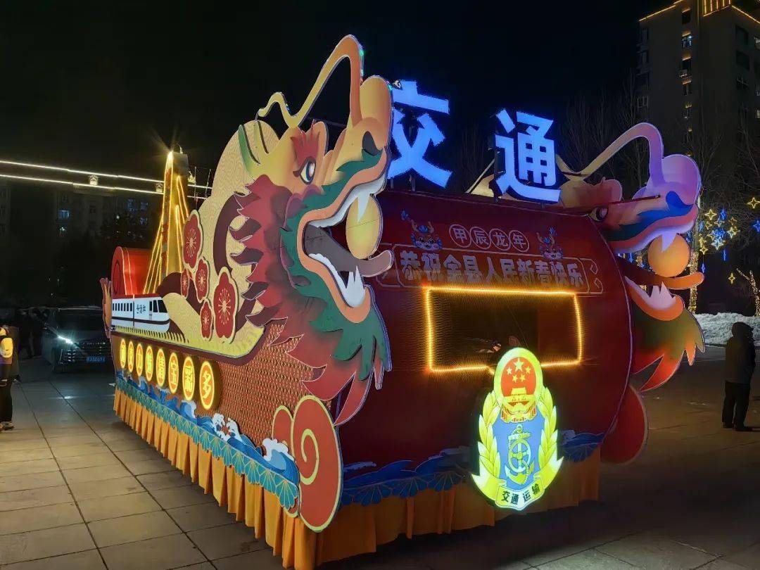 宛如一幅幅动人画卷缓缓在眼前展开十二辆花车设计独特,各有风情绚丽