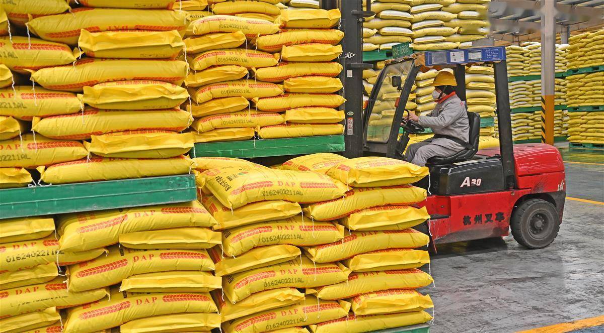 2月21日,宜都兴发化工有限公司磷肥包装车间内一片繁忙,智能机械手