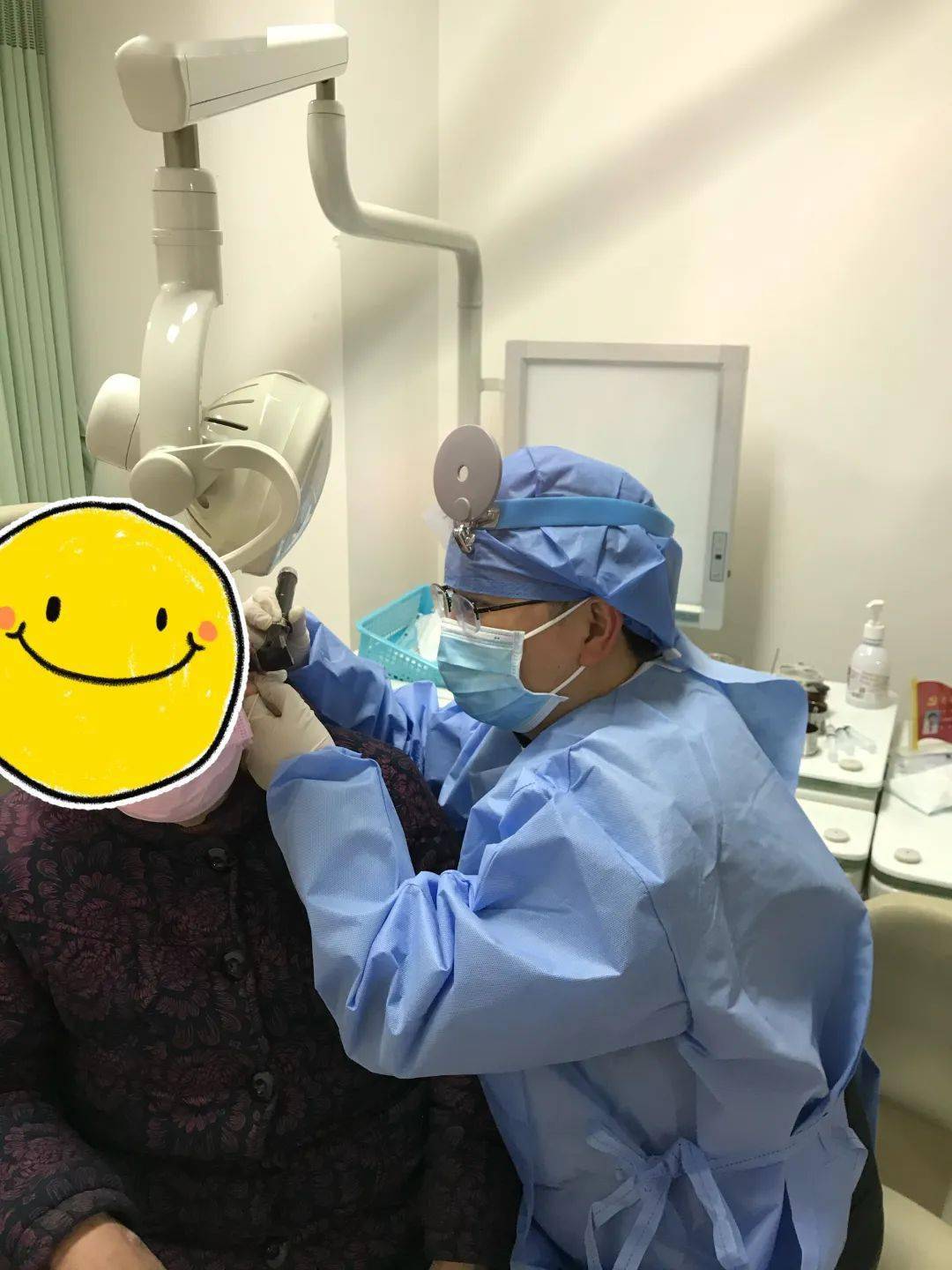 晚上睡觉躺下时,张先生感觉越来越难受,坐起来靠在床上又好一些.