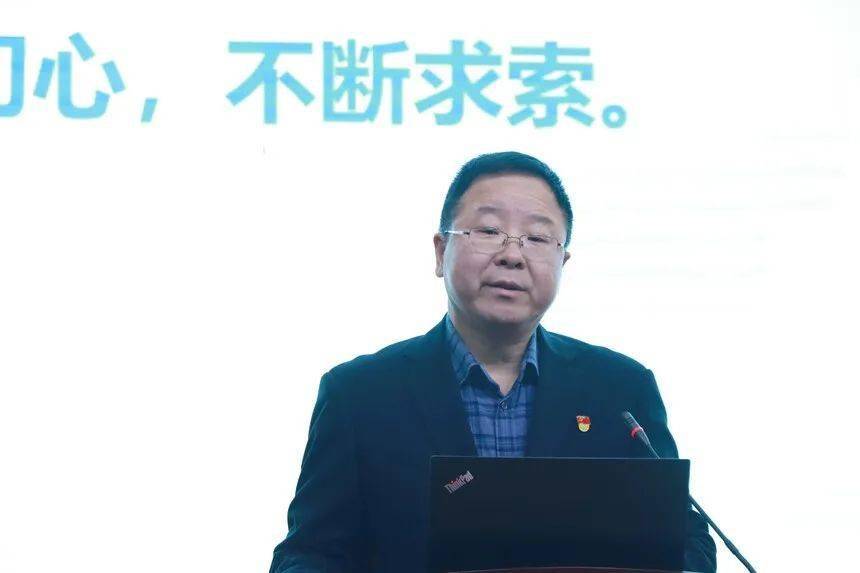 校长胡海滨作了题为"锚定卓越高品质,踏上创新新征途"的新学期工作