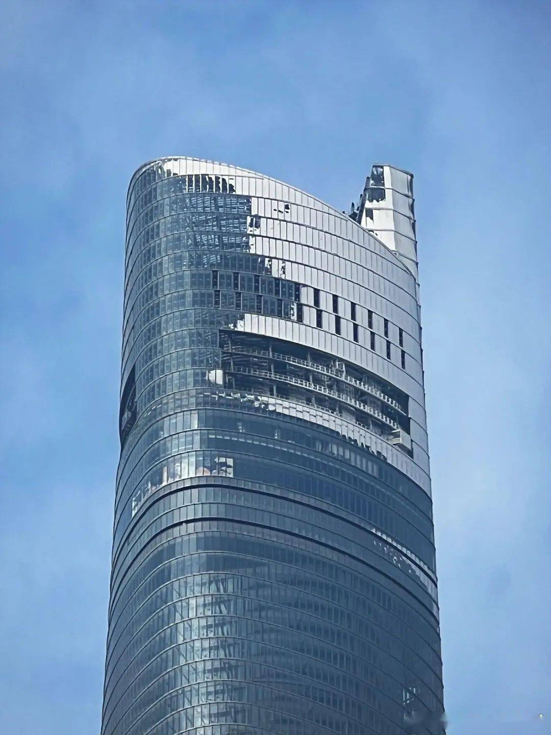 上海中心顶楼一整个冻住!"流浪地球"场景再现?