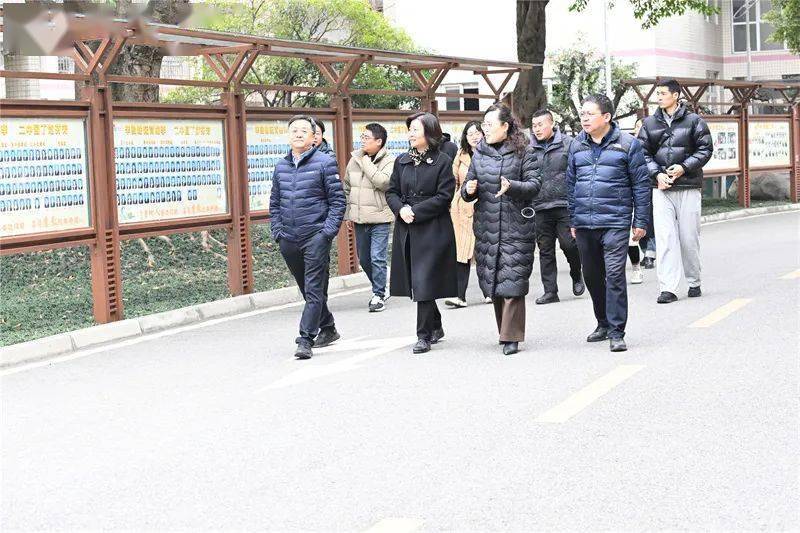 2月26日上午,在温江区教育局党组书记,局长鄢亮的陪同下,成都市教育局