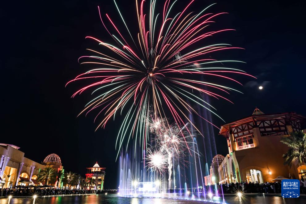 2月25日,人们在科威特艾哈迈迪省的庆祝活动中观看烟花.