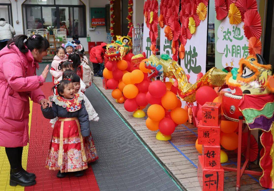 敲响新年锣鼓,贴满幸运大头贴……共同开启充满欢乐和希望的新学期