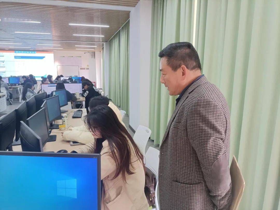 鸟声千种啭杨花满路飞的二月让我们来听听同学们分享自己的故事诉说出