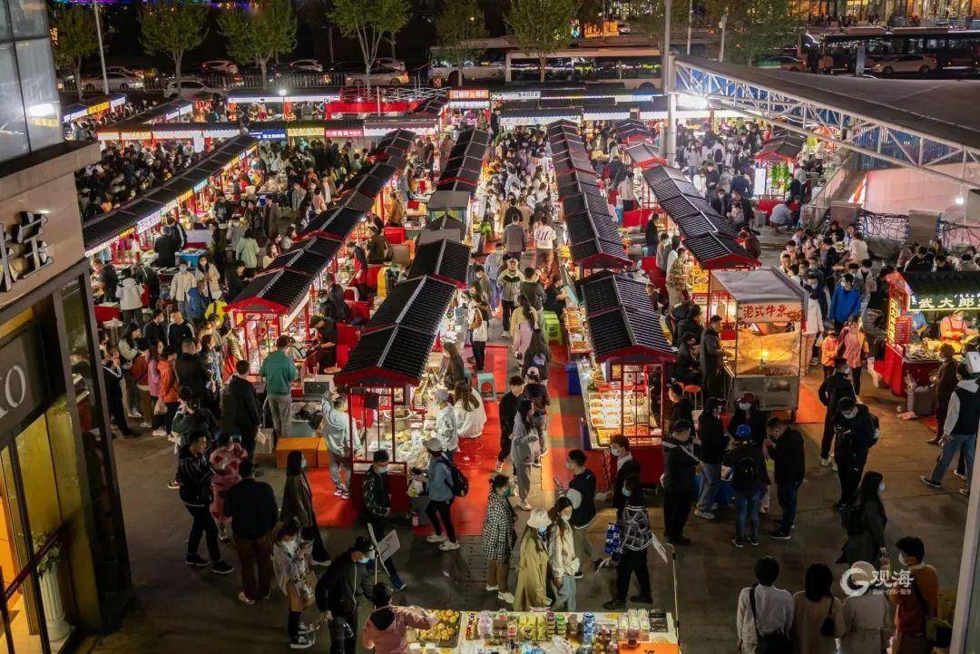 入驻,设有美食小吃街,时尚百货街,潮玩娱乐街,非遗文创街,特色酒吧街