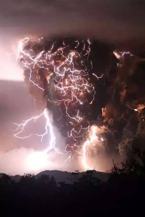 当龙卷风遭遇彩虹.当雪山遭遇火山爆发.火箭穿越云层的一瞬.