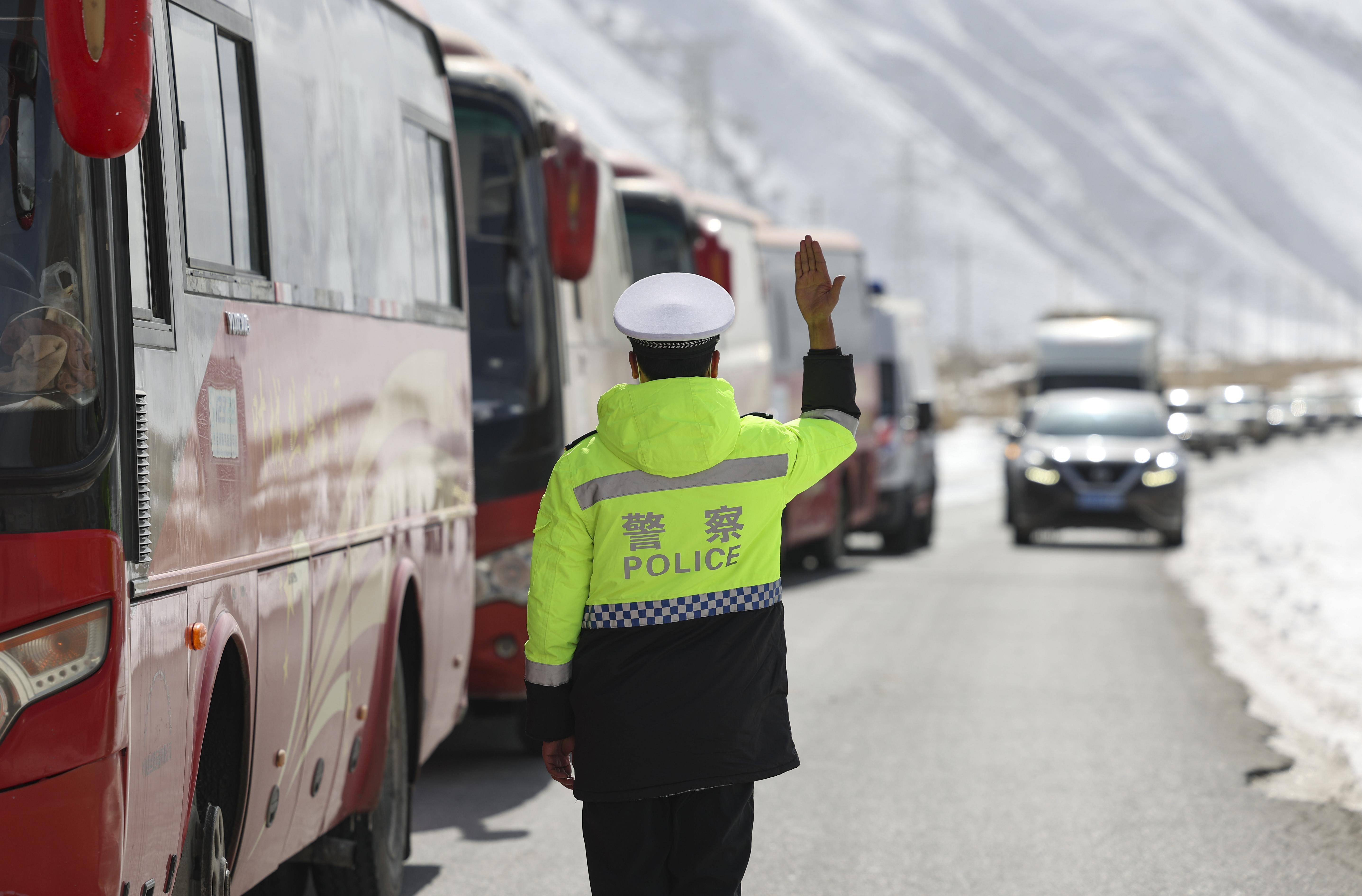 情暖昆仑雪山返校路_西合休乡_叶城县_新华社
