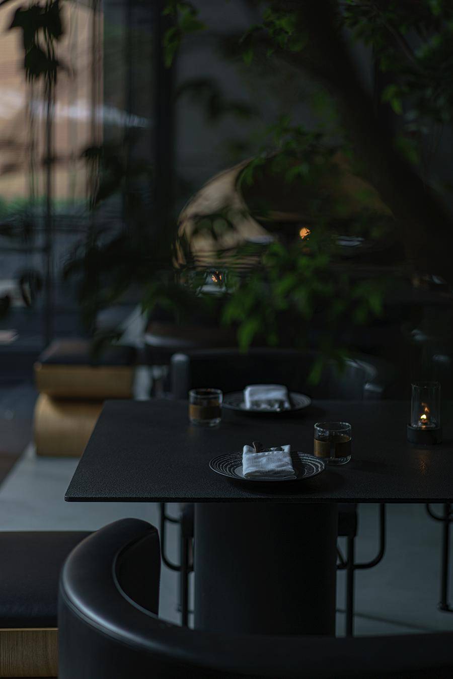 定格 / 琥珀里的时间framing / time in amber微醺的人与历史的距离