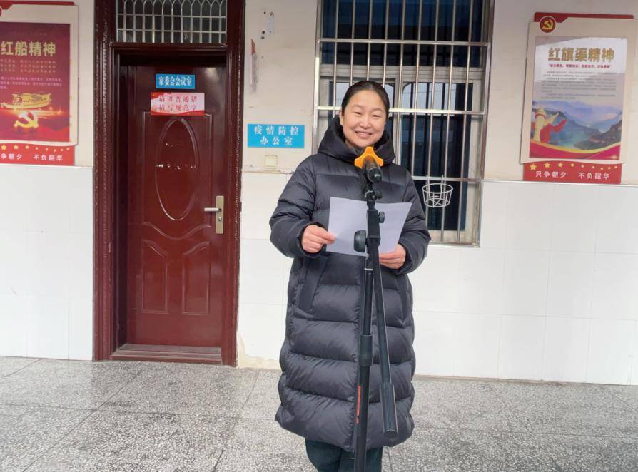 鄢陵县实验小学2024年春季开学第一天_龙的_国旗_师生