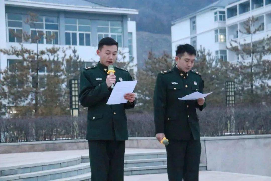 诗朗诵张小娜,张晓荣老师与学生赵甜蕾,赵轩毅共同深情朗诵《厚植爱国