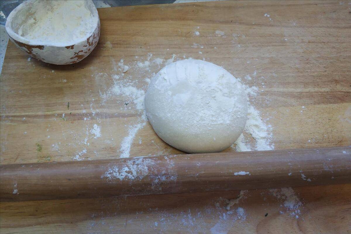 配方:面粉260g,盐1勺,鸡蛋2个【家常手擀面】用水和面固然没错,但是