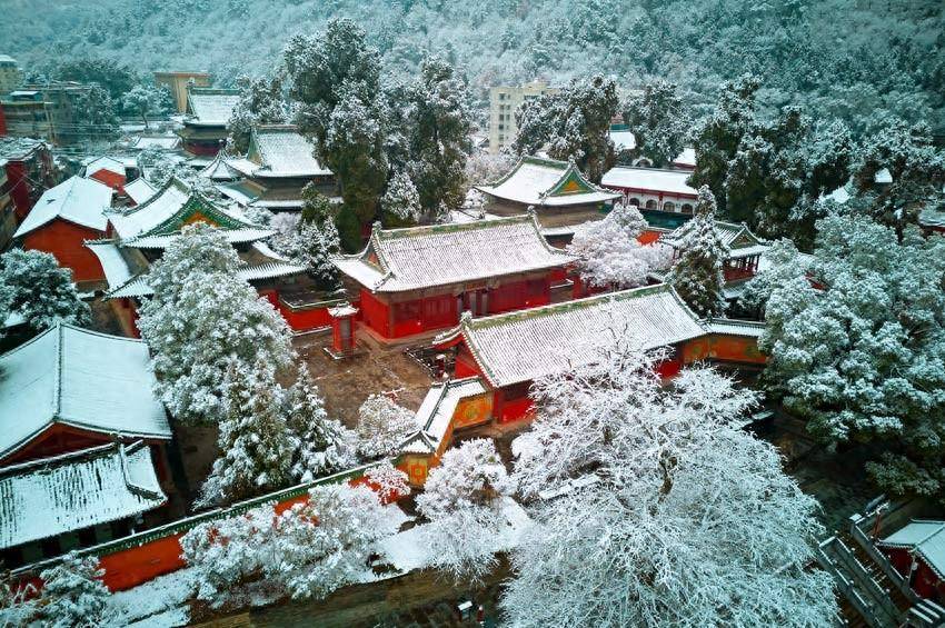 四川平武：红墙黛瓦落雪飞花 “深山故宫”春雪如画_报恩寺_平武县_绵阳市