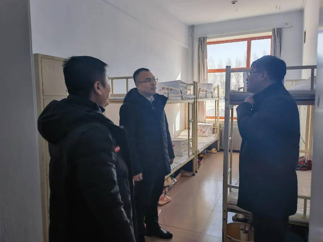 在松北高级中学,高凯歌实地察看了教学楼,食堂,宿舍,体育馆,实验室等