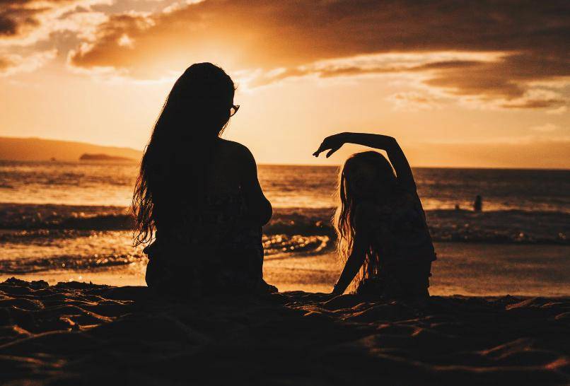 2024最暖心8张家庭偷拍照曝光,网友狂赞:这才是无