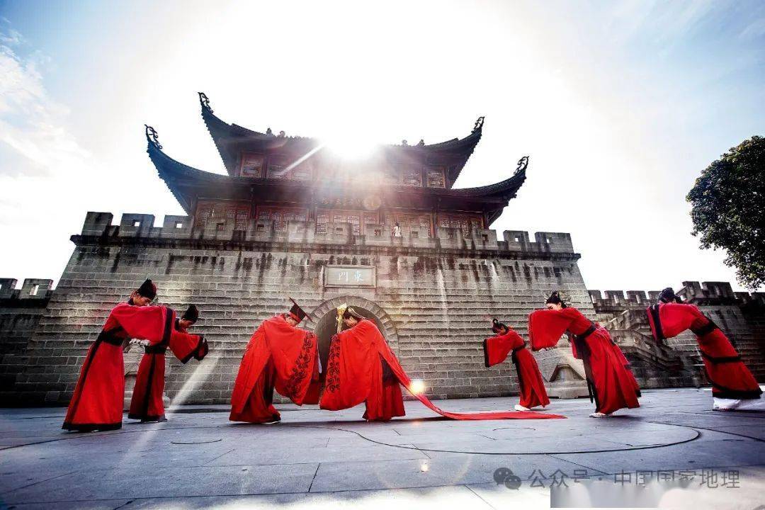 大约在东汉时期,当直裾襜褕取代曲裾深衣之后,就渐渐出现了与袍合二为