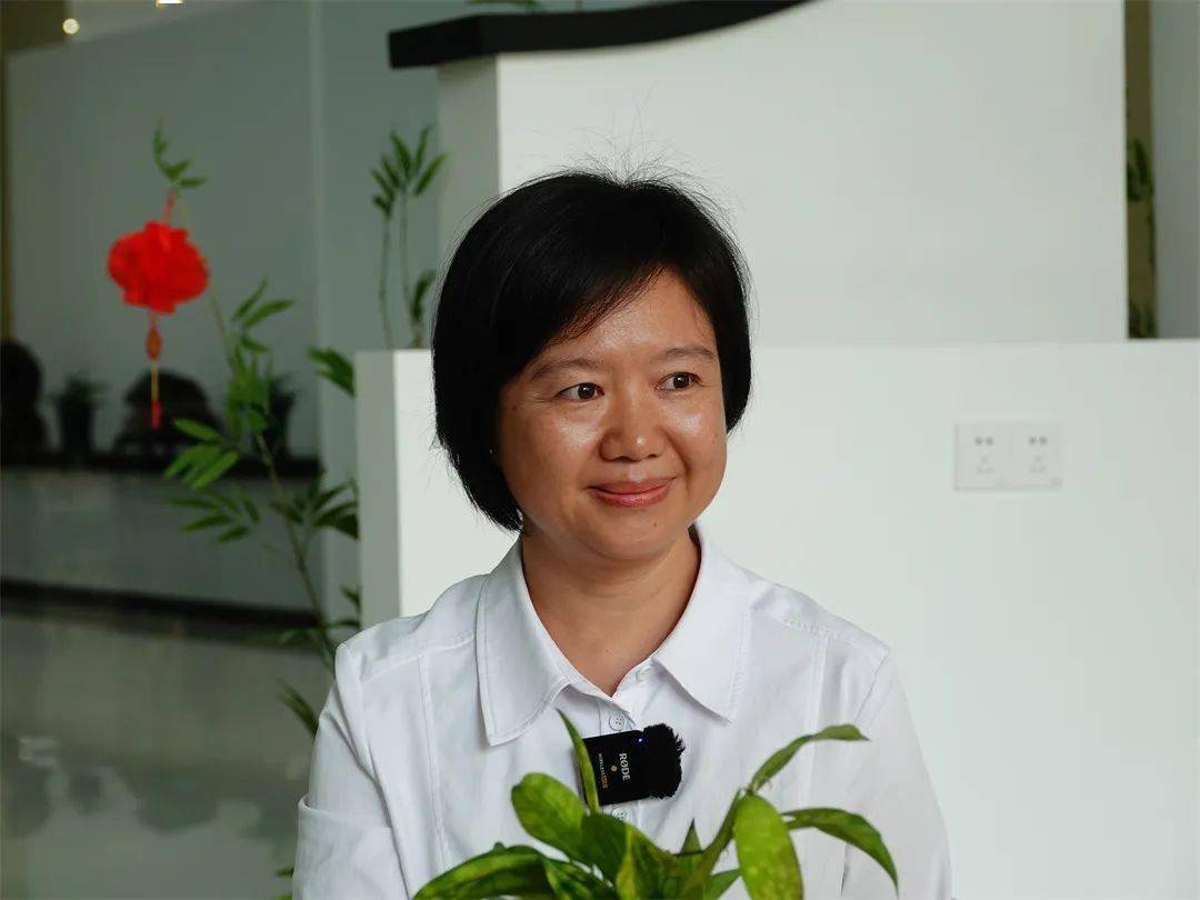 打造更优政务环境——专访州政务服务管理局局长戴琴_办事_群众_企业