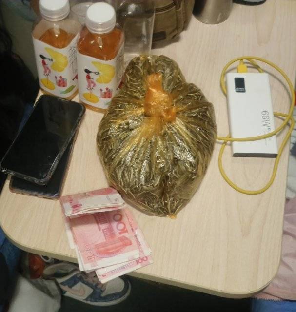 侧过头一看,只见车厢的地板上,凌乱地散落着一张张百元大钞.