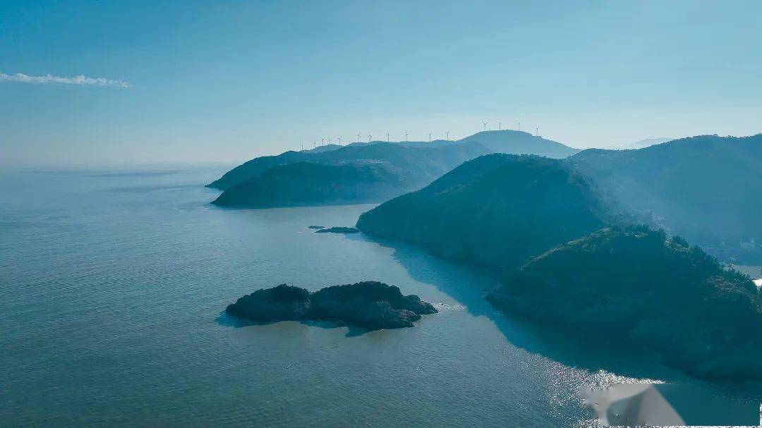 望崖边潮涌,远眺海天一线,零星船舶与浩渺大海透出几分"沧海一粟"的