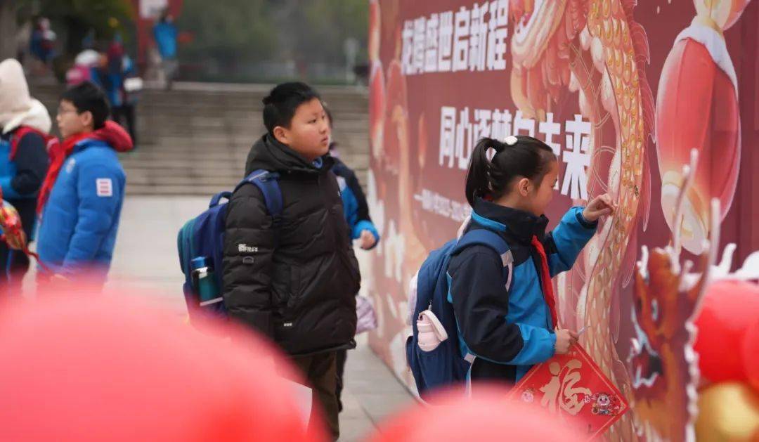 伴随着初春的脚步,镜湖小学的师生精神抖擞地走进美丽,洁净的校园