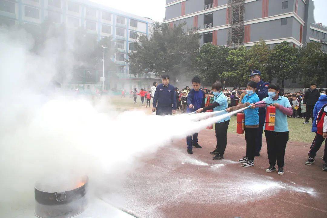 下朗小学红十字会举行消防应急安全疏散演练_进行_知识_灭火器