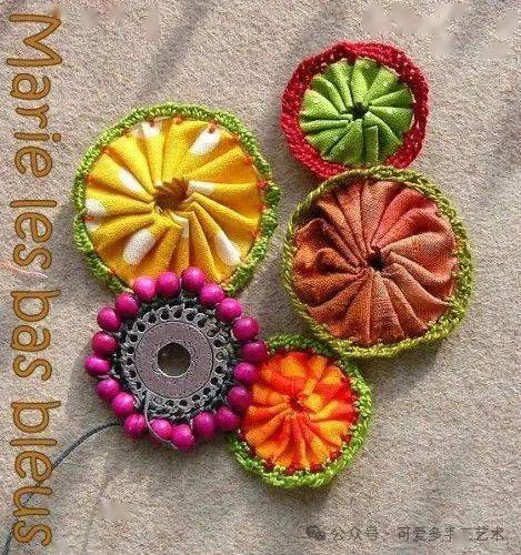 用旧衣服和零碎布头剪成一个个小圆,缝一圈之后抽紧,竟成如此强大的