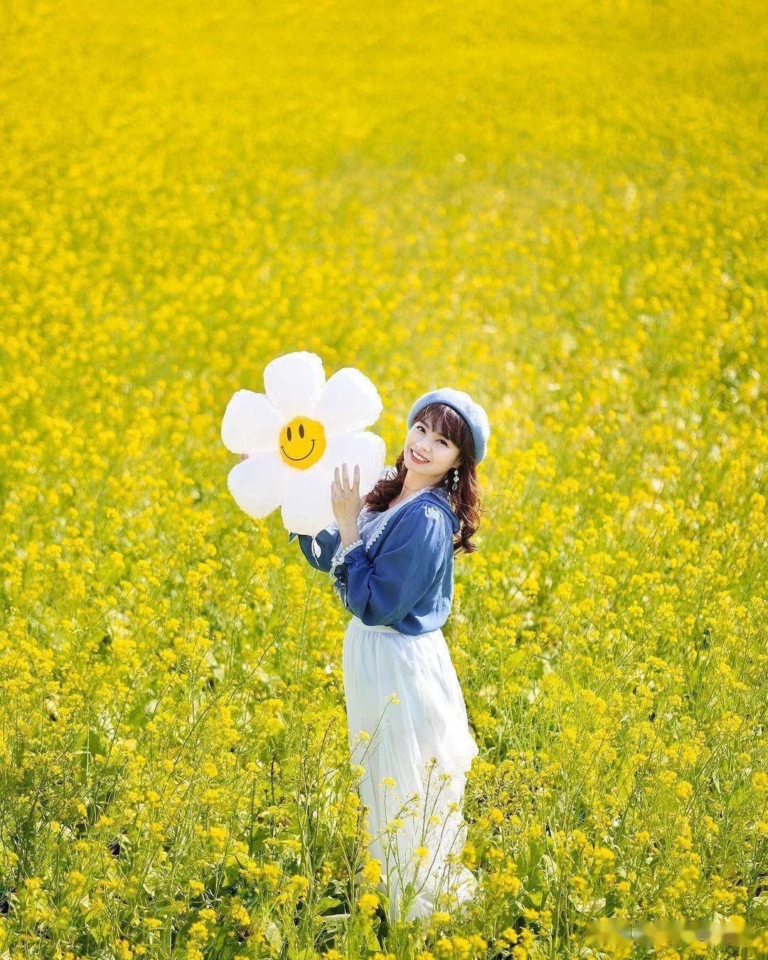 油菜花海人像照片怎么拍,拍照姿势11个,大方自然不尴尬