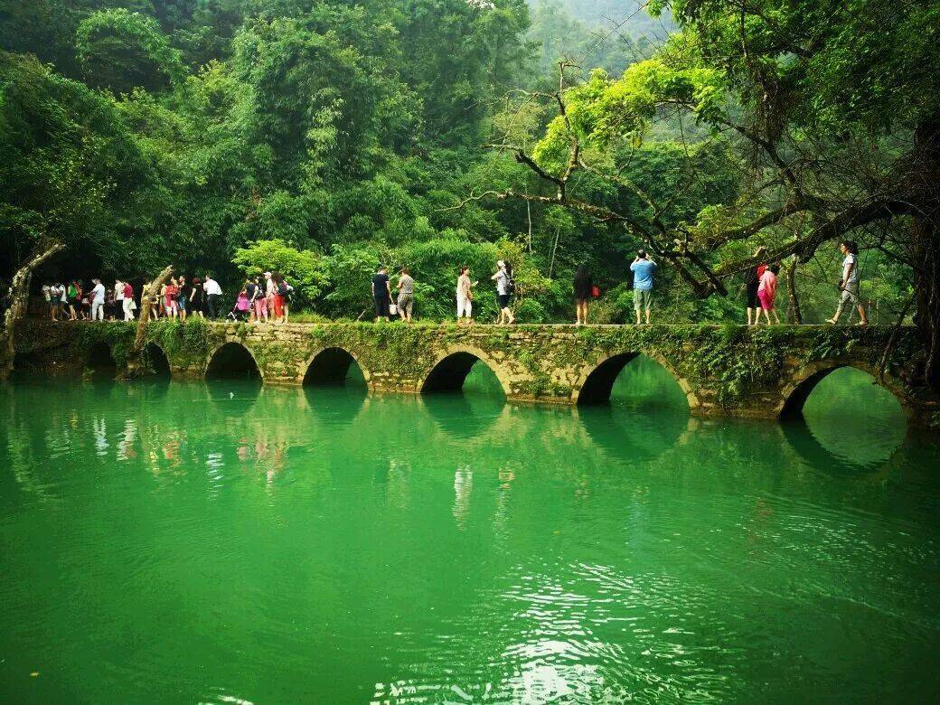 镇远早餐后乘车前往天下第一大苗寨--【西江千户苗寨】(车程约1小时)