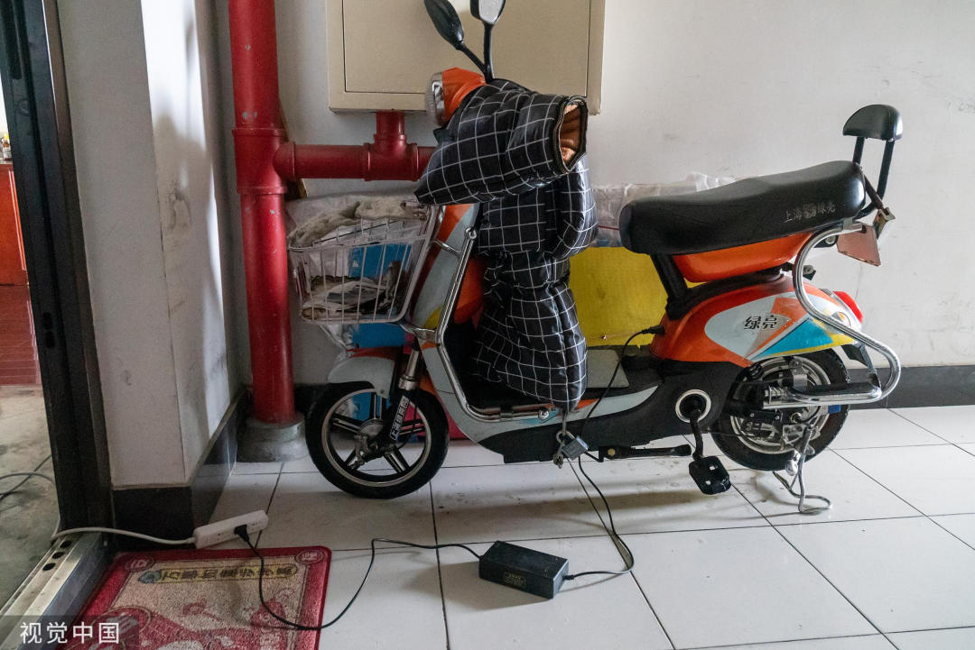 电动车上楼为何屡禁不止?_充电_自行车_小区