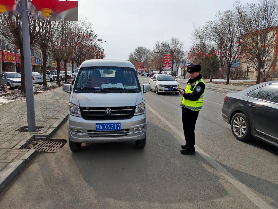 对s102省道19公里部分乱停乱放车辆进行曝光_交管_影响_阻碍交通