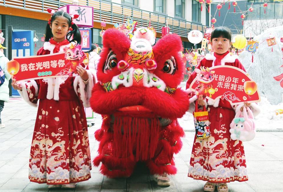 太原市光明小學的孩子們用舞獅的方式迎接新學期第一天.