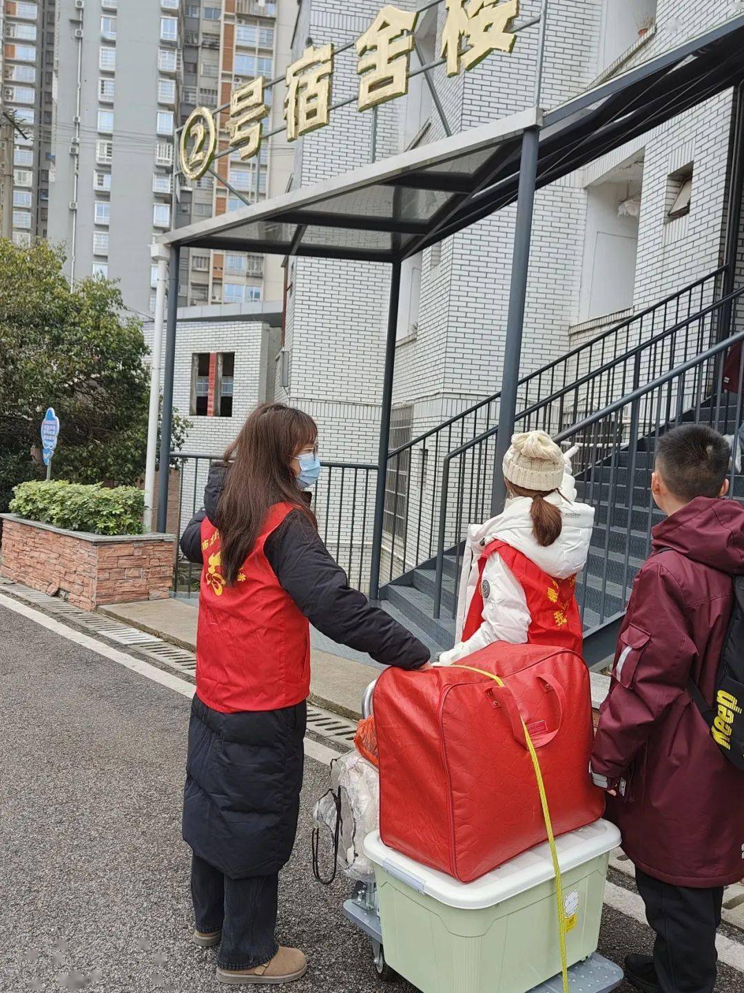 志愿服务暖人心,"青"力而为护开学 | 柳州市龙城中学开展2024年春季新