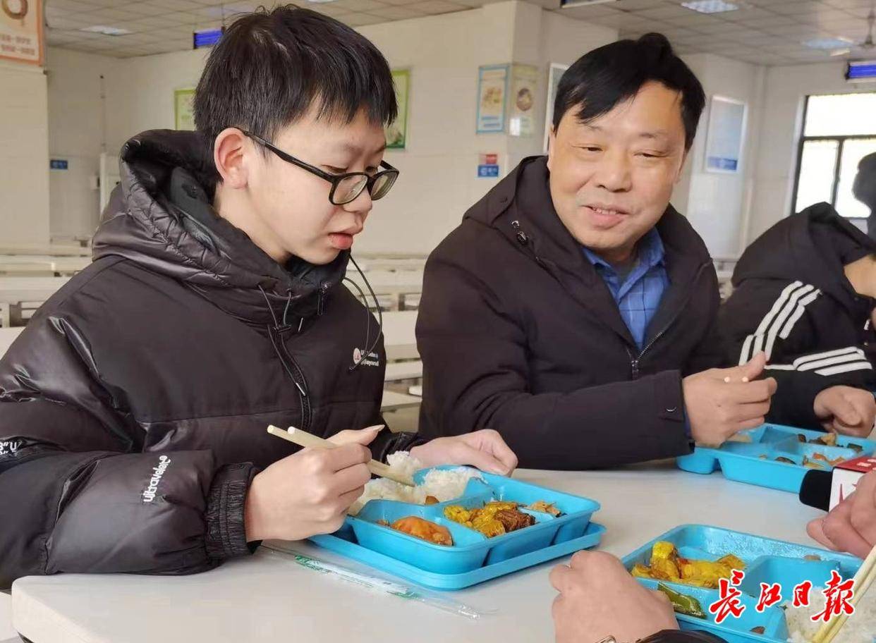 滠口中学校长与学生共进午餐.记者刘嘉 摄