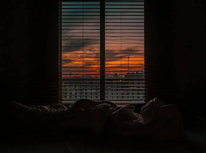 一夜睡好,则精神百倍,彻夜无眠,会精神不振.